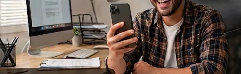 Um participante na sala, pelo vídeo do celular